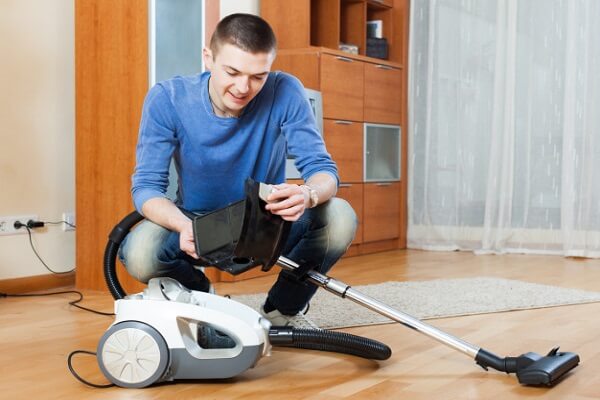 clean the roller of a vacuum cleaner